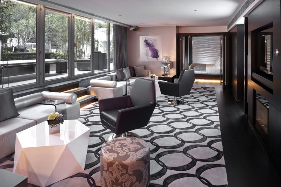 2 bars/lounges