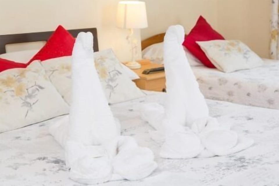 Free cribs/infant beds, bed sheets