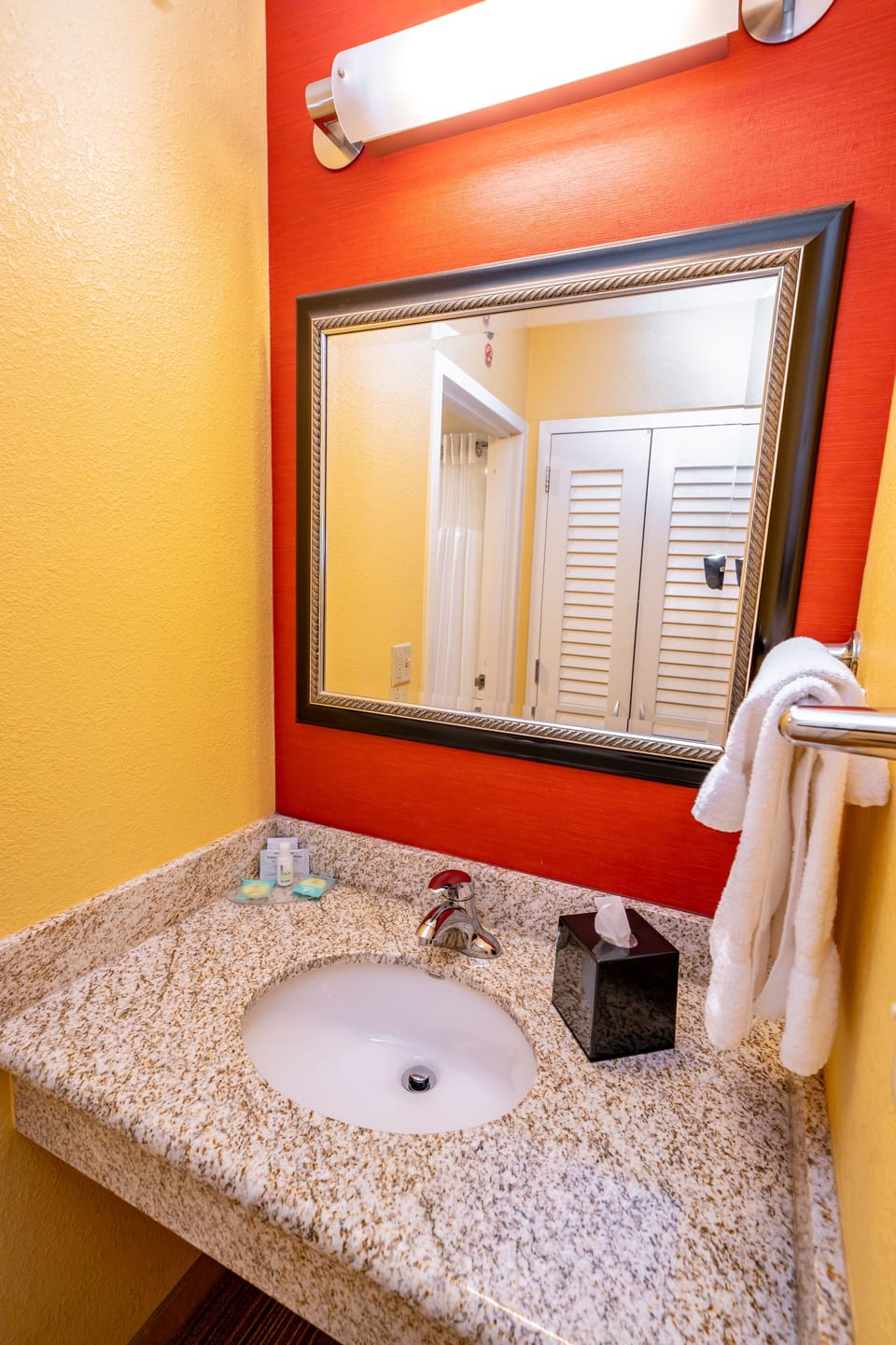 Combined shower/tub, free toiletries, hair dryer, towels