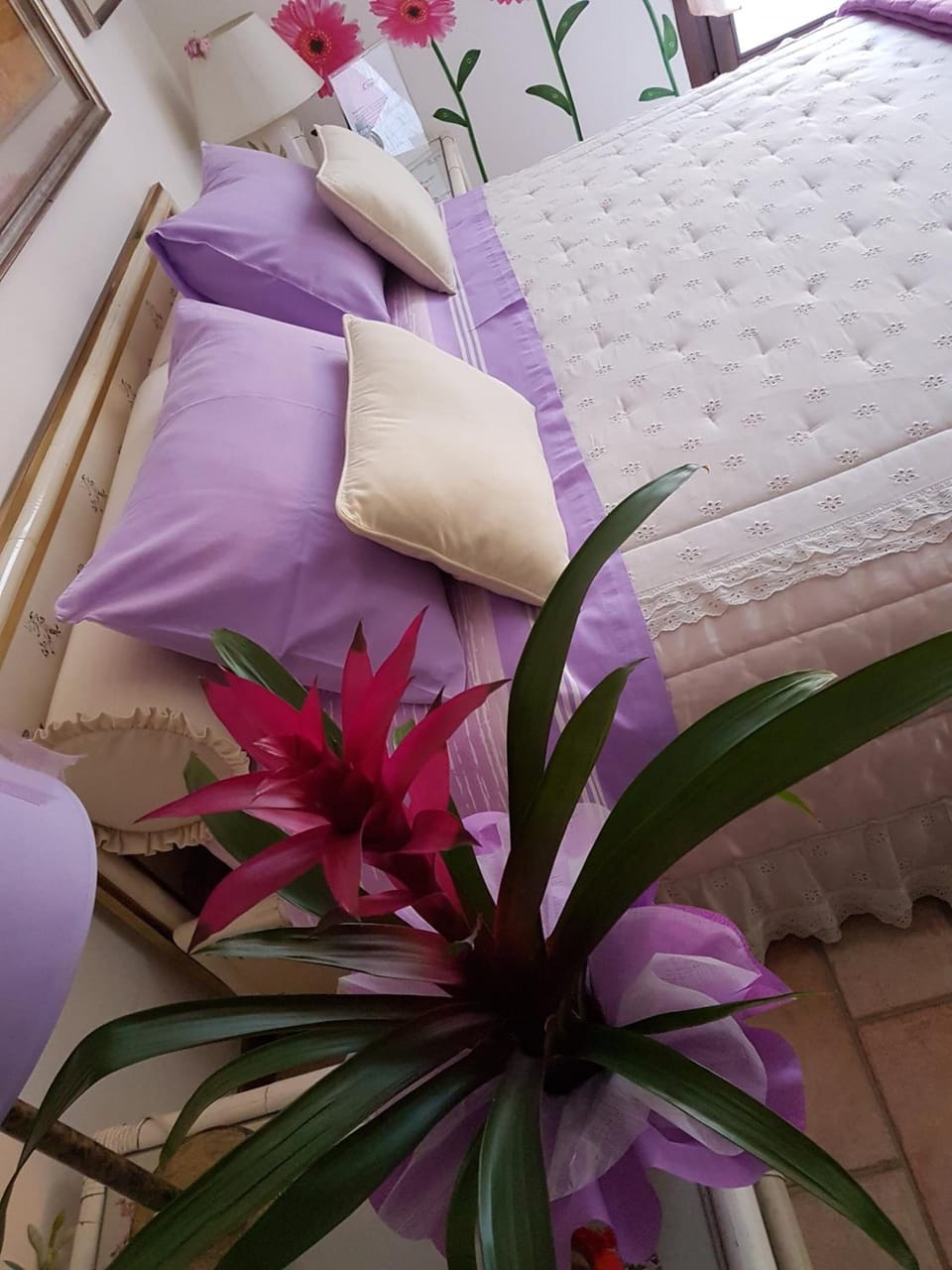 Frette Italian sheets, down comforters, desk, WiFi (free)