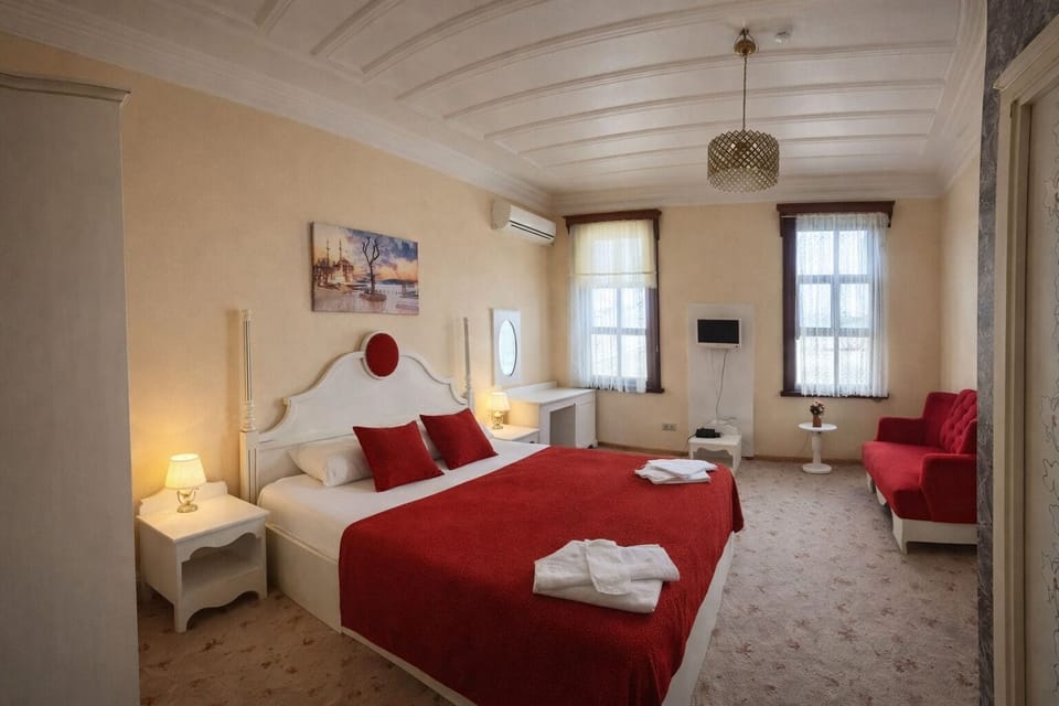 Deluxe Double Room | Minibar, desk, soundproofing, iron/ironing board