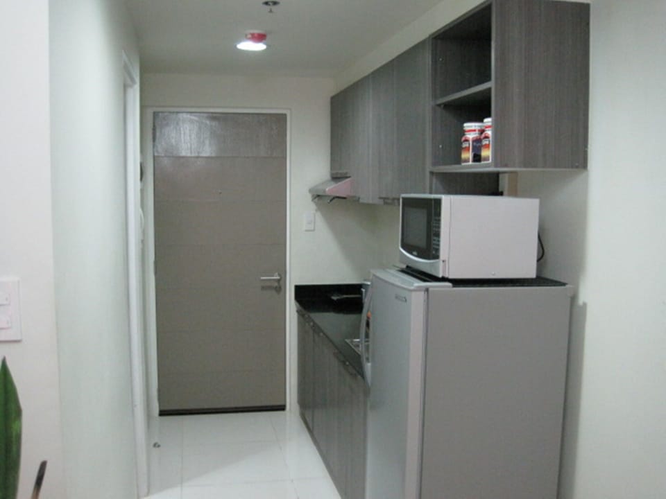 Suite | Private kitchenette | Fridge, microwave, stovetop, coffee/tea maker