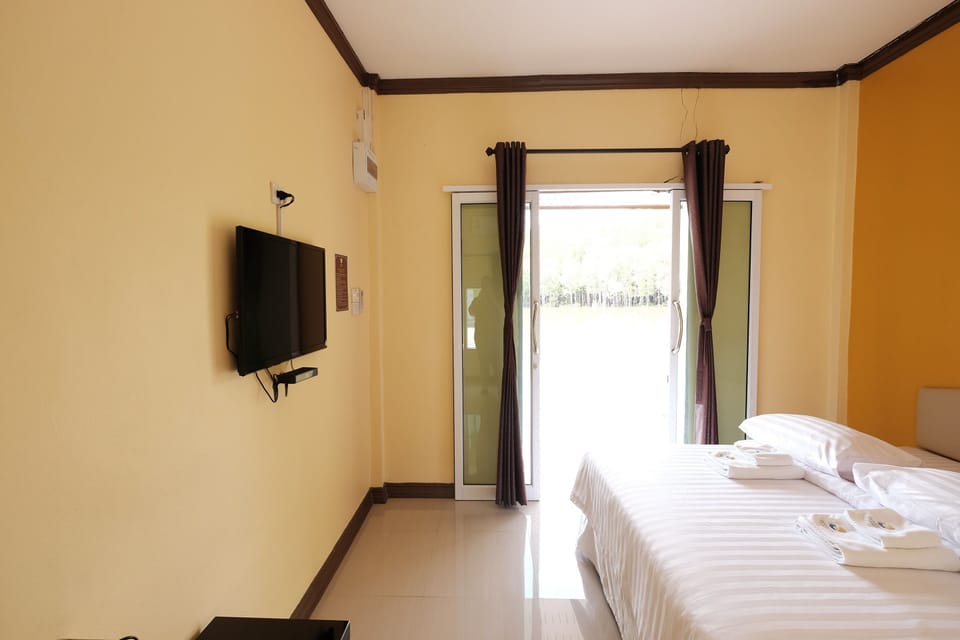 Cottage | Blackout drapes, free WiFi