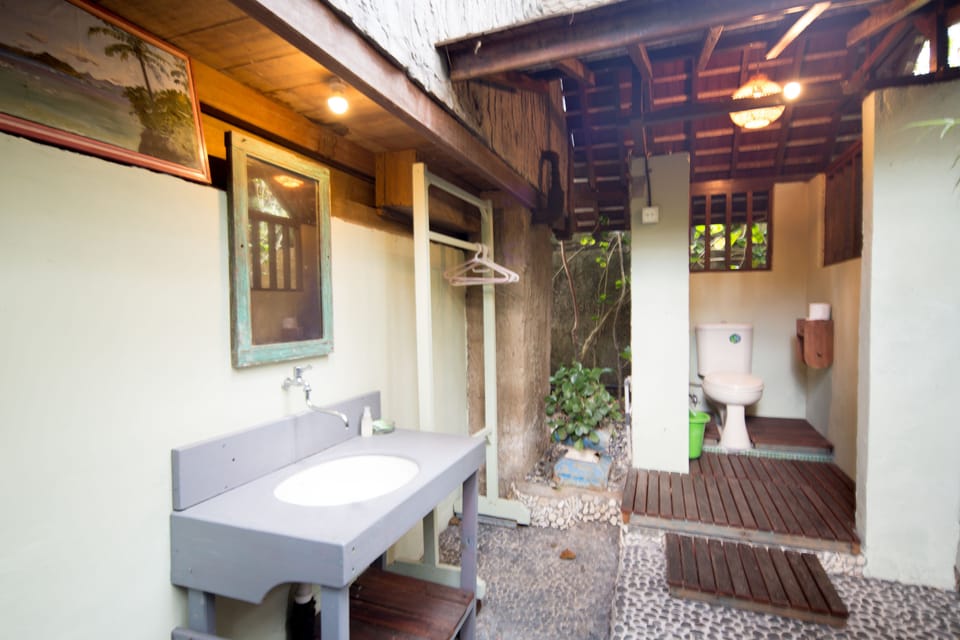 1 Bedroom Ocean View | Bathroom | Shower, free toiletries, bathrobes, towels