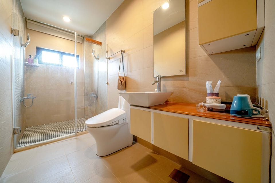 Standard Double Room | Bathroom | Shower, rainfall showerhead, free toiletries, hair dryer