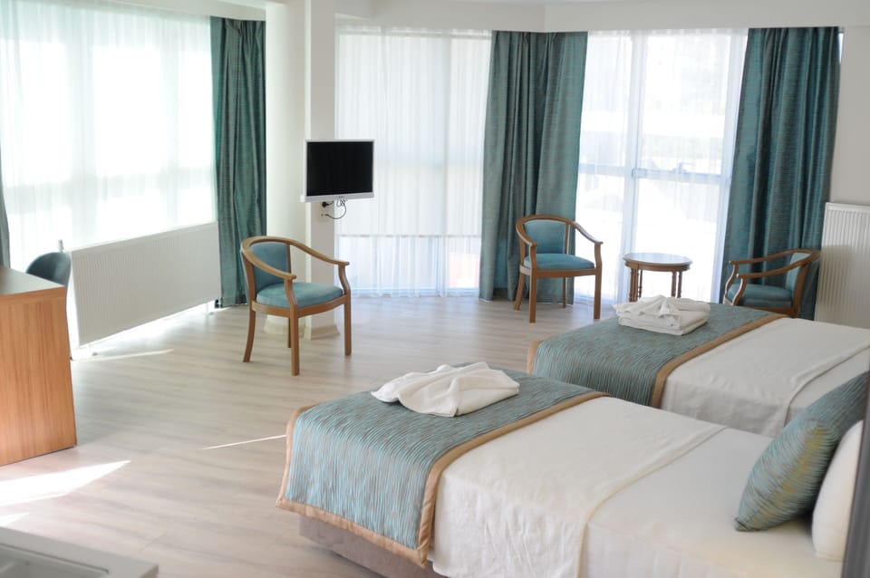 Family Room | Bathroom | Shower, free toiletries, hair dryer, slippers