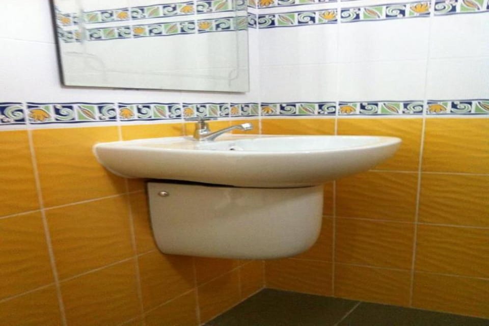 Standard Double Room | Bathroom sink