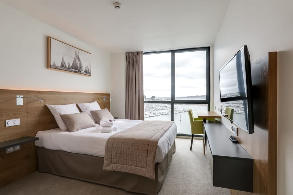 Desk, blackout drapes, free WiFi, bed sheets