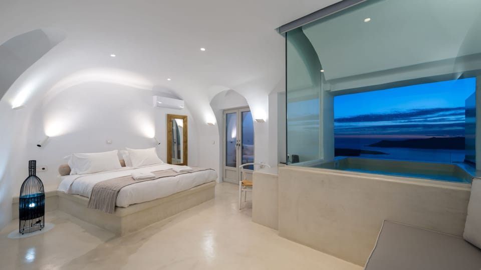 Honeymoon Suite, 1 King Bed, Hot Tub, Sea View | Egyptian cotton sheets, premium bedding, pillowtop beds, minibar