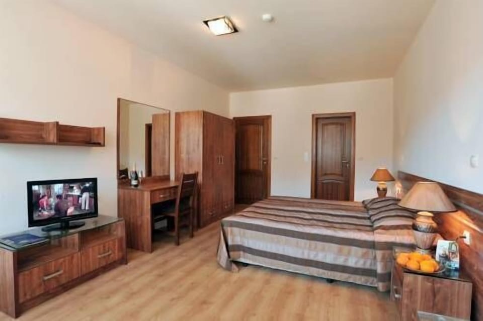 Comfort Double or Twin Room | In-room safe, desk, bed sheets