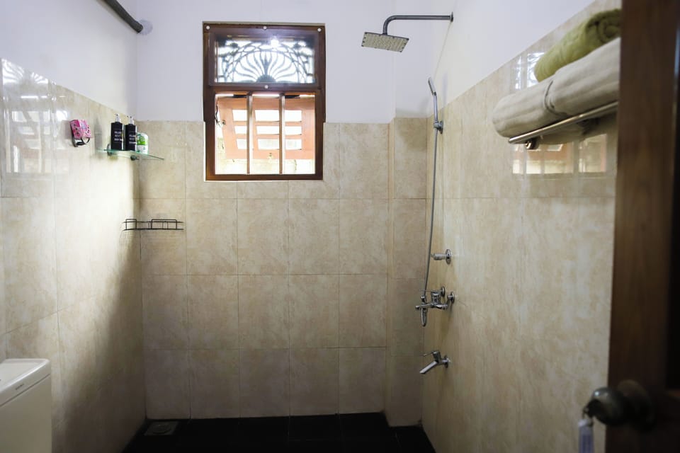 Shower, rainfall showerhead, free toiletries, hair dryer