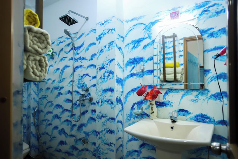 Shower, rainfall showerhead, free toiletries, hair dryer