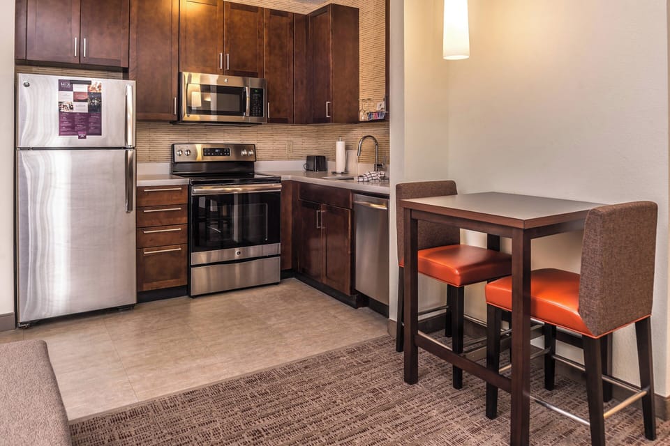 Full-size fridge, microwave, stovetop, dishwasher
