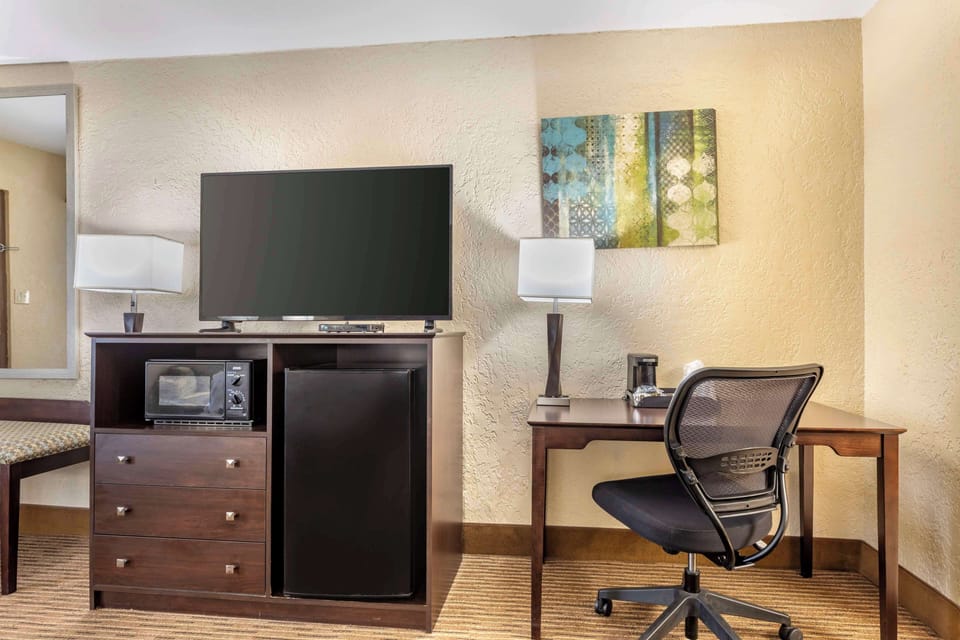 Standard Room, 1 King Bed, Non Smoking, Refrigerator & Microwave | Desk, iron/ironing board, free WiFi, bed sheets