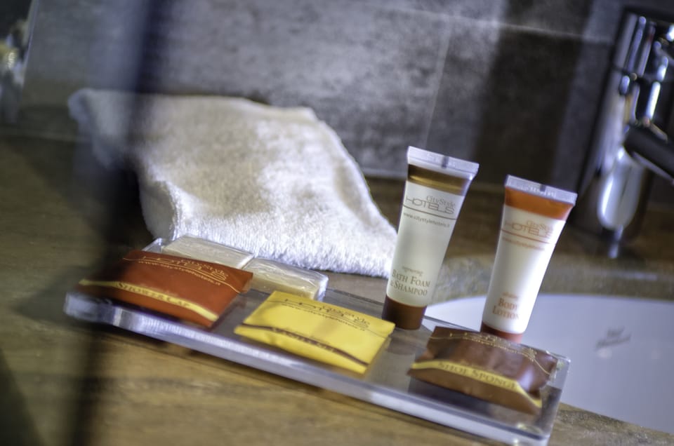 Economy Room, Accessible | Bathroom | Shower, rainfall showerhead, free toiletries, hair dryer
