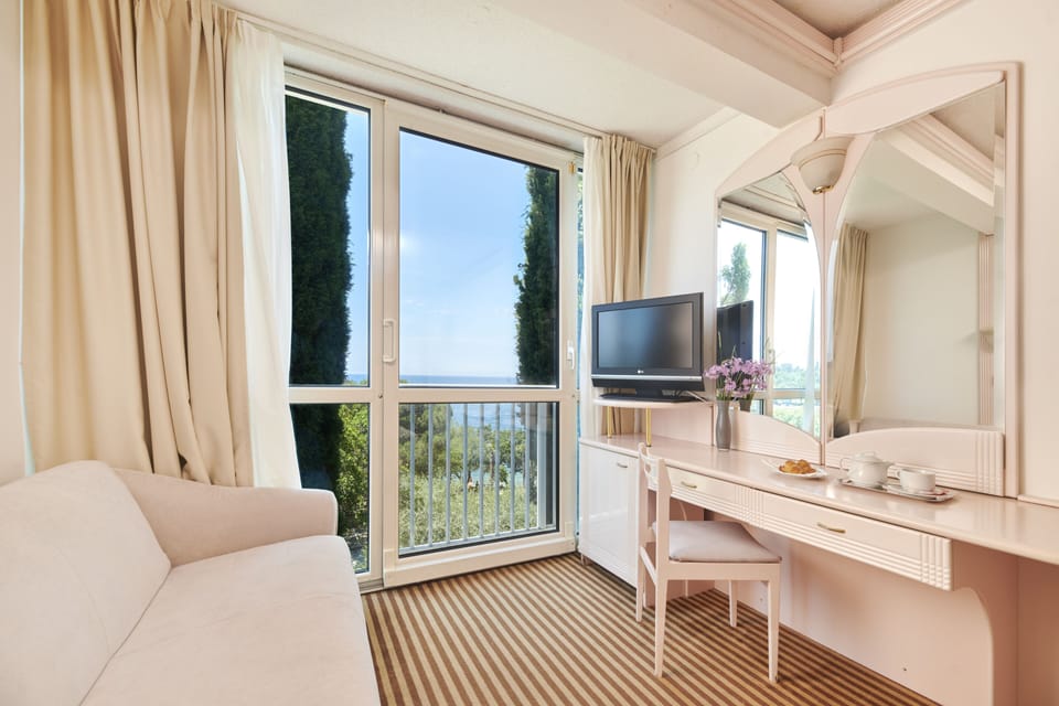 Classic room, Sea side - Family | View from room
