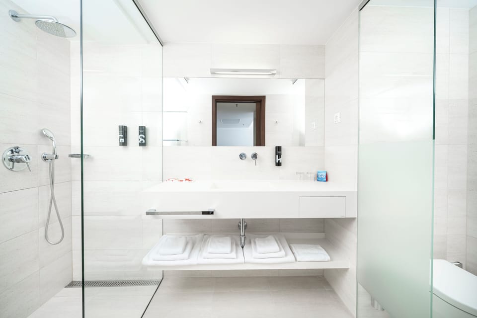 Classic Room, Balcony | Bathroom | Free toiletries, hair dryer, towels