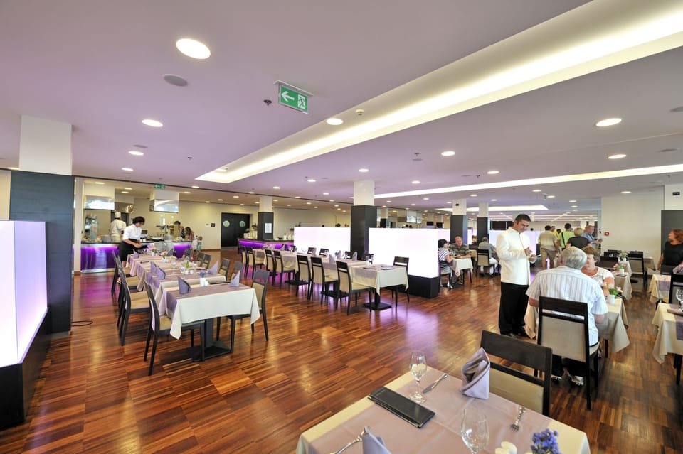 Breakfast and dinner served