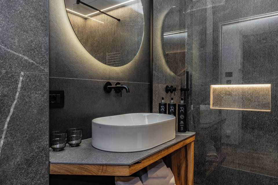 Valley Vibe con Balcone | Bathroom | Shower, free toiletries, hair dryer, bidet