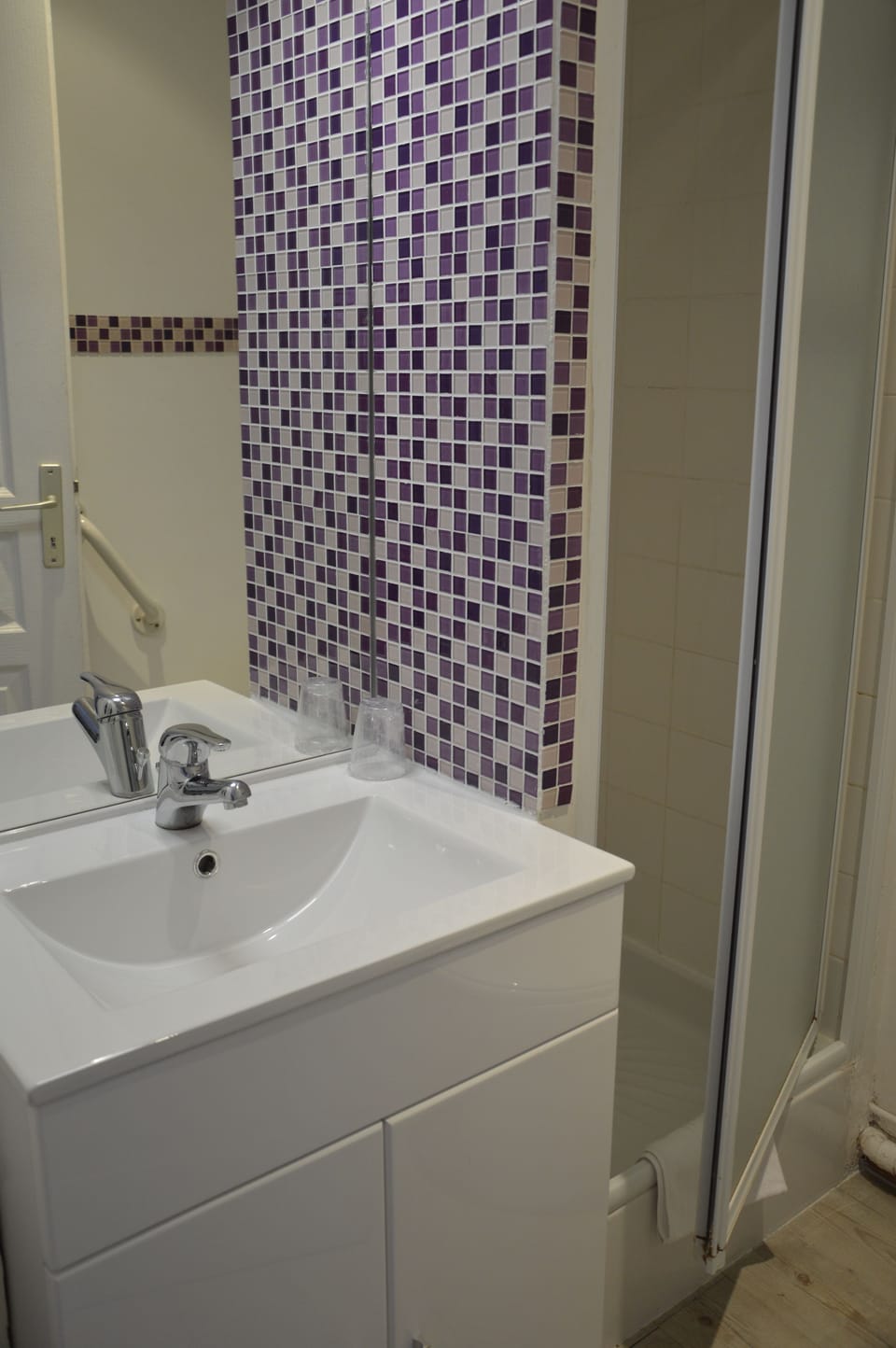Standard Double Room, 1 Double Bed | Bathroom | Shower, rainfall showerhead, free toiletries, towels