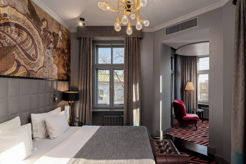 Deluxe Room, Park View | Minibar, in-room safe, desk, blackout drapes