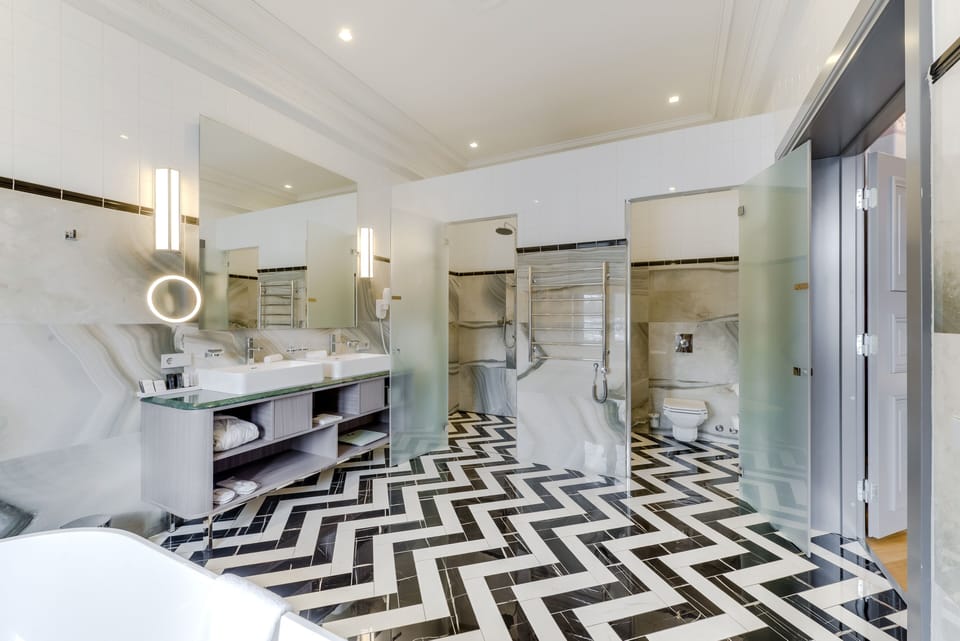 Premium Room, 1 King Bed, Non Smoking, Park View | Bathroom | Free toiletries, hair dryer, bathrobes, slippers