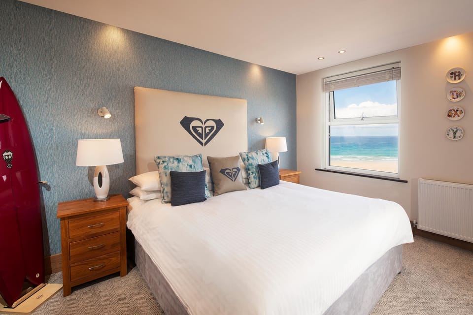 Deluxe Double Room, 1 King Bed | Pillowtop beds, individually decorated, individually furnished, desk