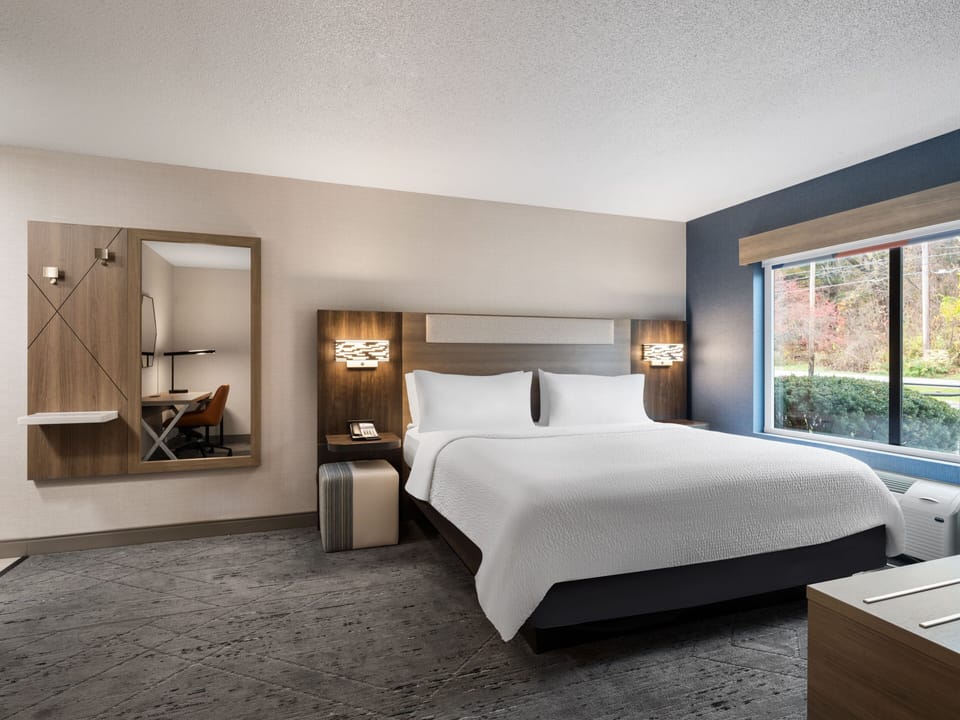 Standard Room, 1 King Bed (Extra Floor Space) | Hypo-allergenic bedding, desk, iron/ironing board