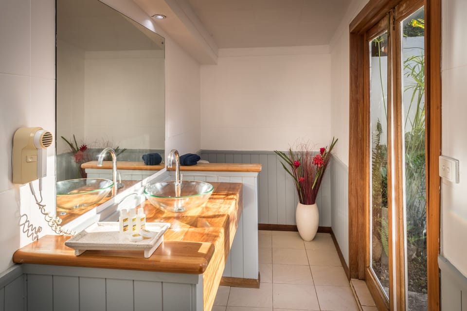 Executive Room, 1 King Bed | Bathroom | Shower, free toiletries, hair dryer, towels
