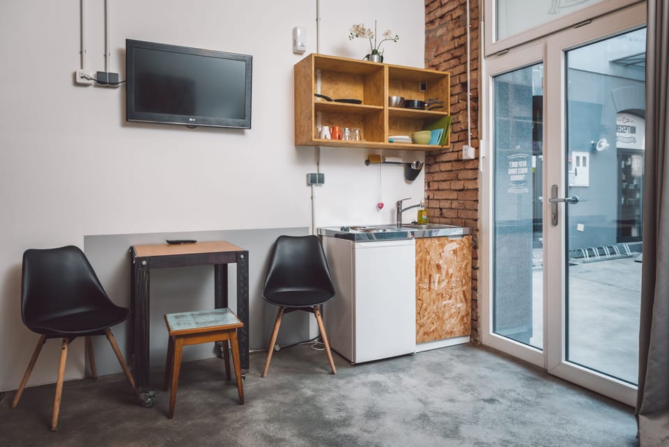 Studio (4 adults) | Private kitchenette | Shared fridge, microwave