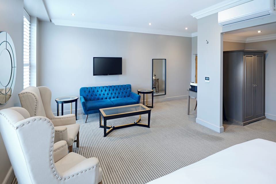 Superior Room, 1 King Bed, Non Smoking, Refrigerator | 1 bedroom, hypo-allergenic bedding, in-room safe, desk