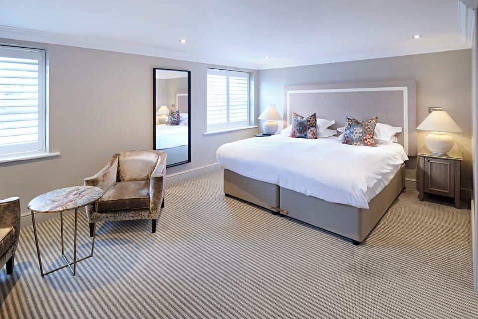 Classic Room, 1 King Bed, Non Smoking, Refrigerator | 1 bedroom, hypo-allergenic bedding available, in-room safe, desk