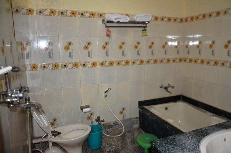 Standard Double Room with Fan | Bathroom | Shower, free toiletries, towels