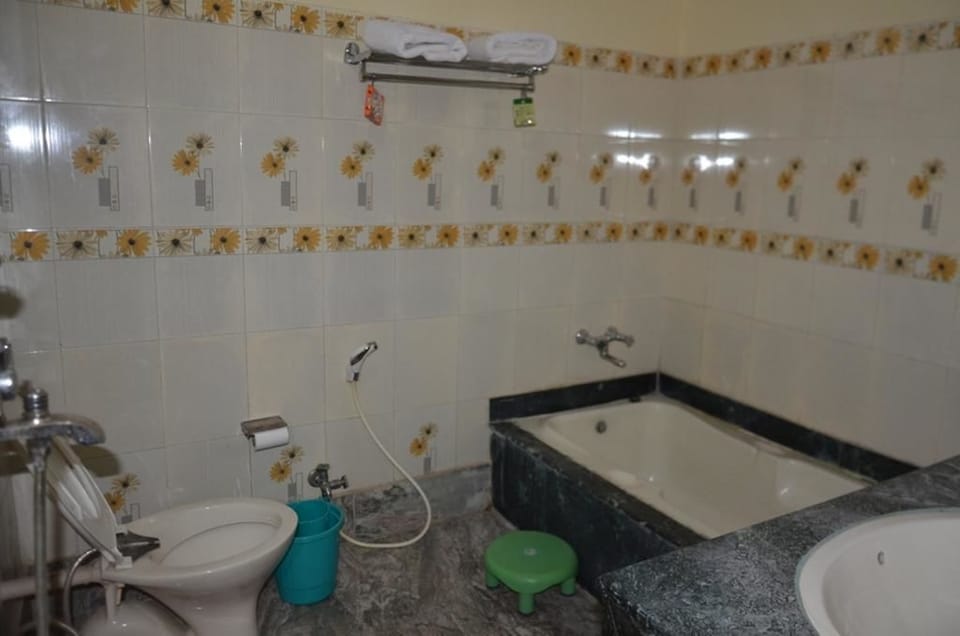 Shower, free toiletries, towels