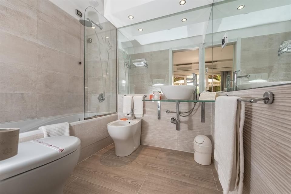 Prestige | Bathroom | Combined shower/tub, rainfall showerhead, hair dryer, bidet