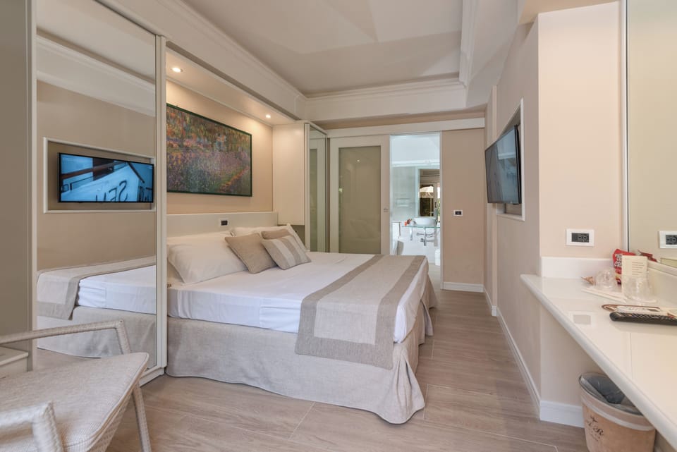 Prestige | Minibar, in-room safe, desk, soundproofing