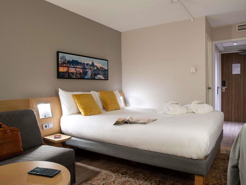 Deluxe Room, 1 Double Bed, Garden View | Minibar, in-room safe, desk, laptop workspace