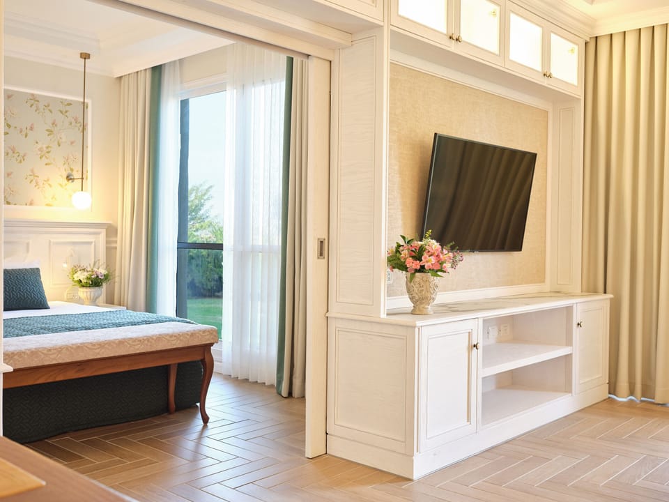 Suite | In-room safe, desk, iron/ironing board, free WiFi