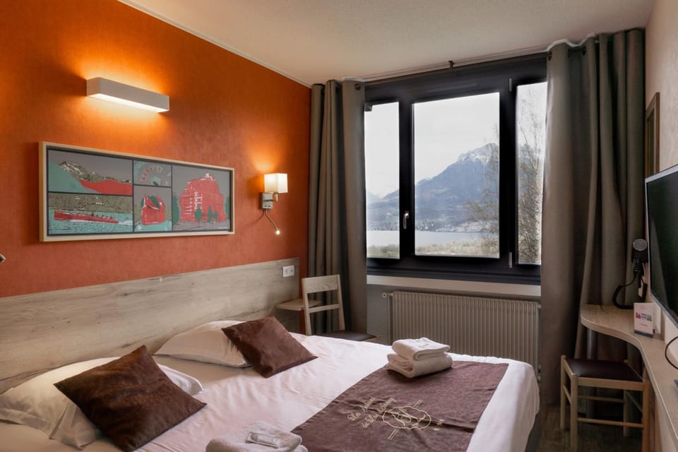 Desk, blackout drapes, free WiFi, bed sheets