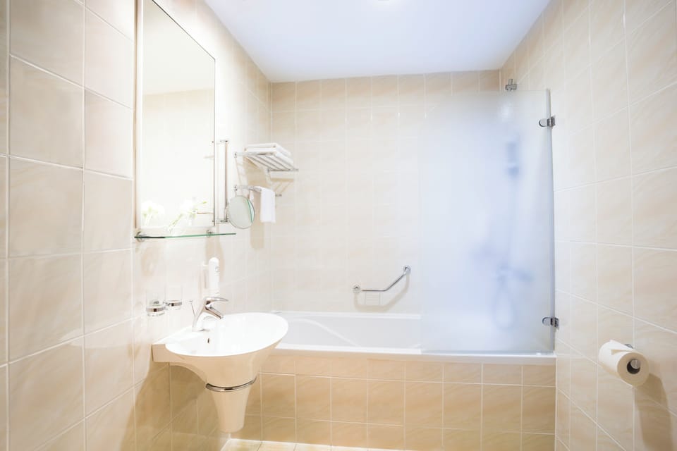 Combined shower/tub, hair dryer, towels