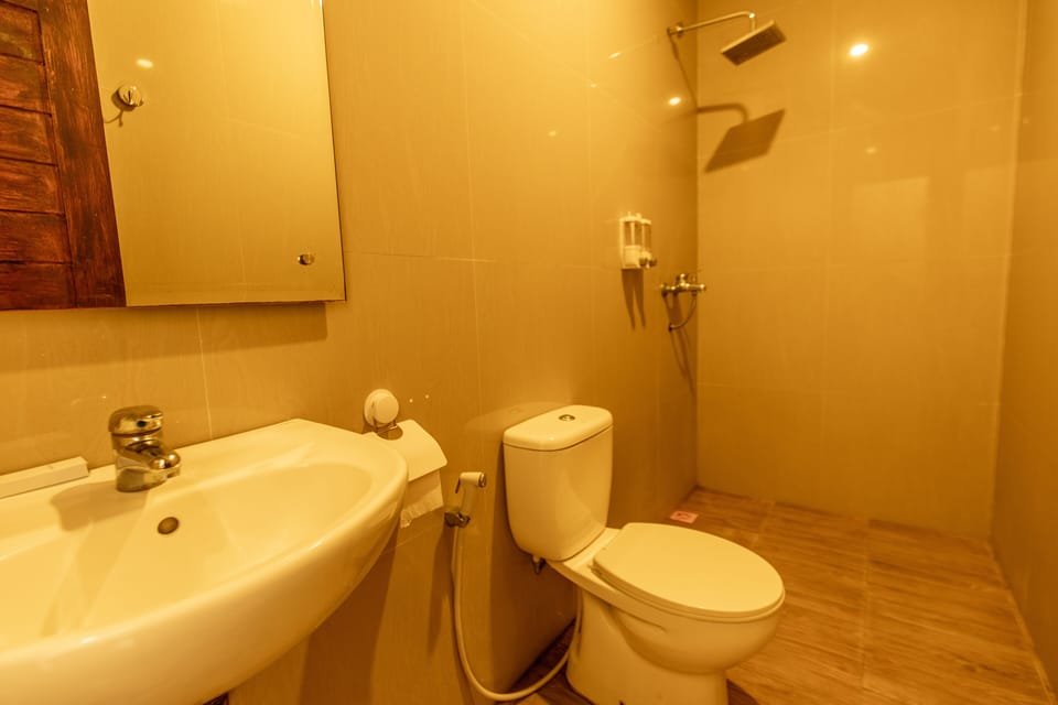 Shower, free toiletries, towels