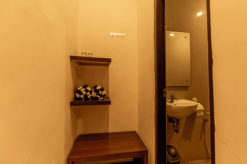 Shower, free toiletries, towels