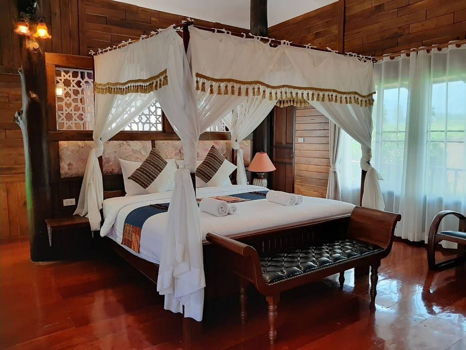 Superior King Bed | Minibar, free WiFi, bed sheets