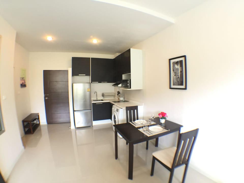 Deluxe Studio | Private kitchen | Full-size fridge, microwave, stovetop, electric kettle