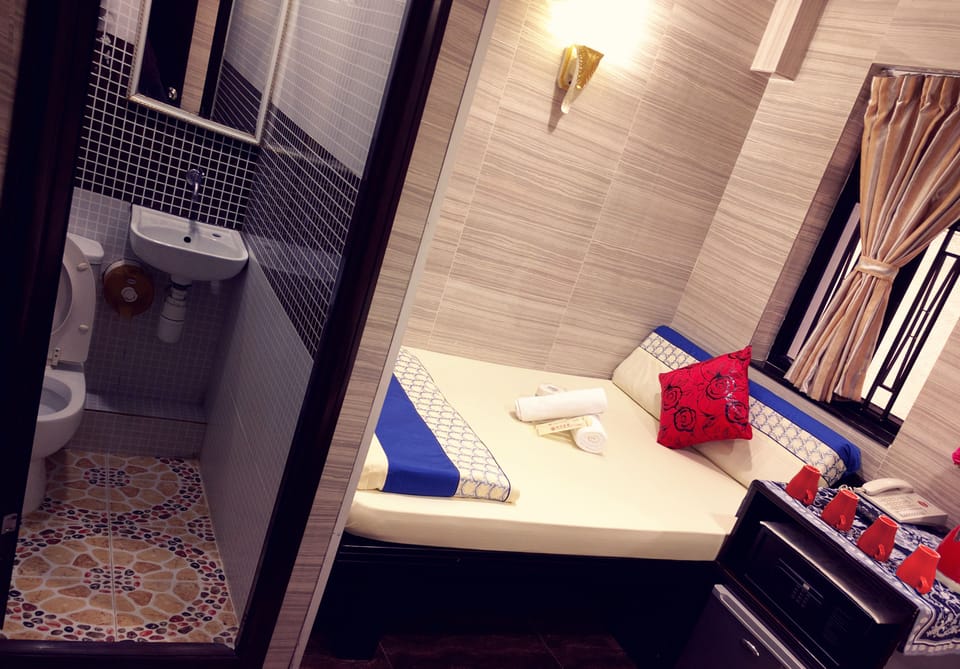 Single Room | In-room safe, soundproofing, free WiFi, bed sheets