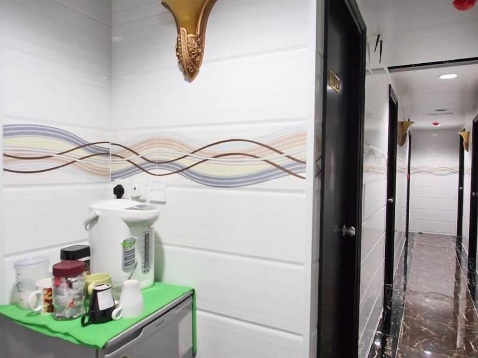 Shower, free toiletries, towels, toilet paper