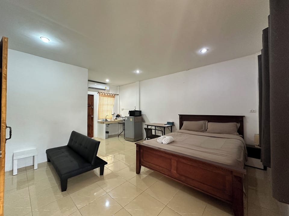 Standard Double Bed  | Living area | 32-inch flat-screen TV with cable channels, LCD TV
