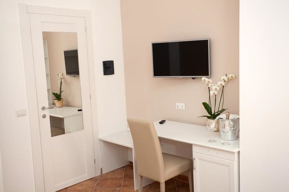 Double Room, Non Smoking, Balcony | Living area | 45-inch flat-screen TV with digital channels, TV