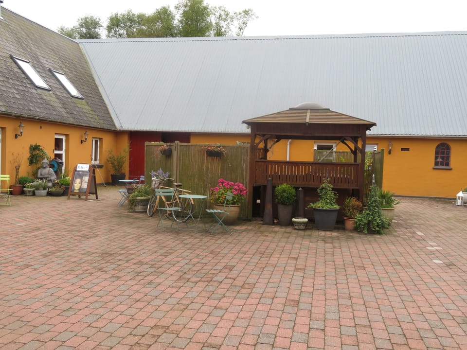 Couples treatment rooms, body treatments, hot stone massages