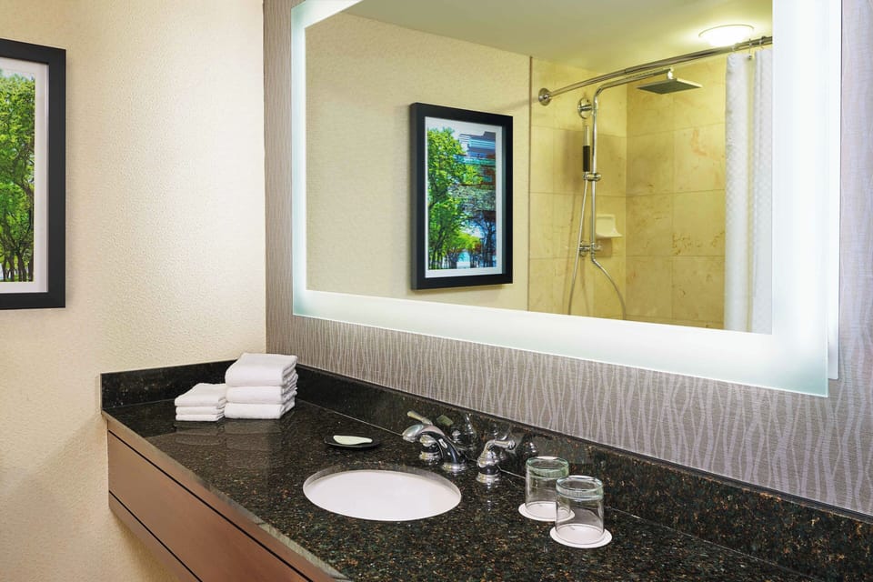 Combined shower/tub, free toiletries, hair dryer, bathrobes